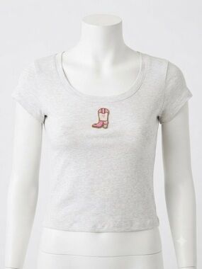 Fitted Short Sleeve Tee with Beaded Pink Boot Patch - Light Gray size M